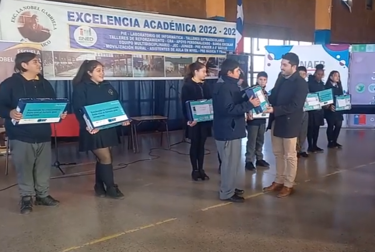 JUNAEB entregó computadores a la alumnos de Renaico